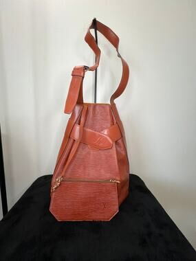 Louis Vuitton Sac d'Epaule PM Brown Epi Leather Shoulder Bag Pouch Auth COA